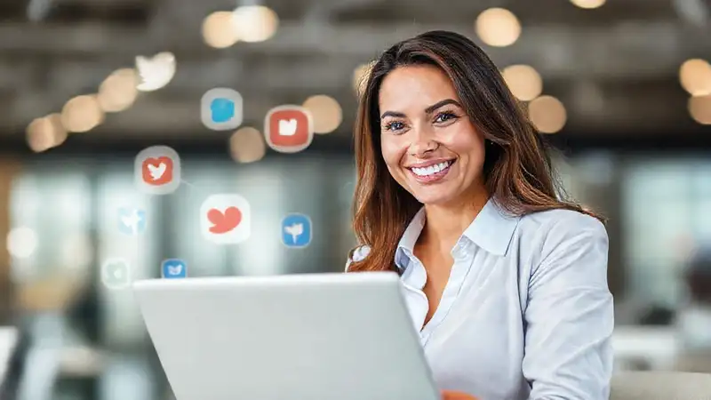 Mujer sonriente en entorno profesional digital