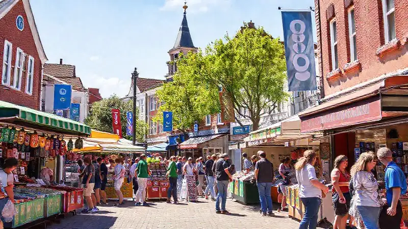 El pueblo celebra con vitalidad y alegría