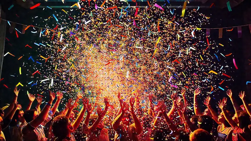 Confeti vibrante celebra logros creativos digitales