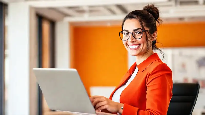 Mujer exitosa y dinámica en su oficina