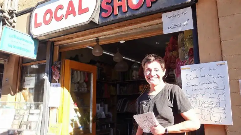 La tienda local atrae con calidez