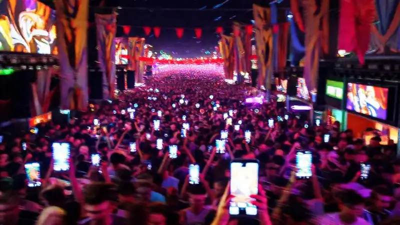 Festival vibrante y lleno de gente